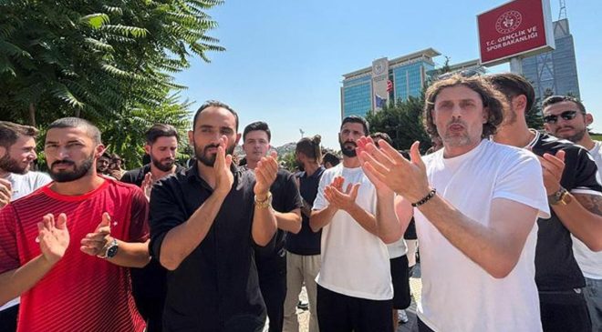 3. Lig futbolcularından bakanlık önünde açıklama