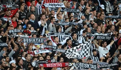 Beşiktaş tribünlerini ikiye bölen tezahürat